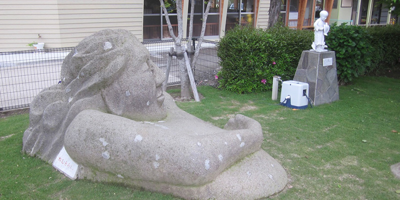 すくすく像とねむるおとこ