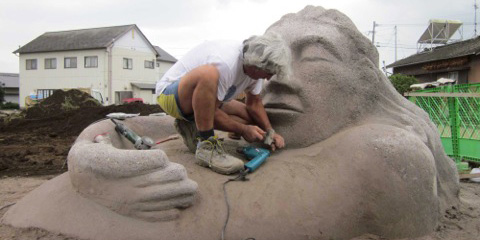 イタリア人彫刻家G.サンドリさんの仕上げ彫り