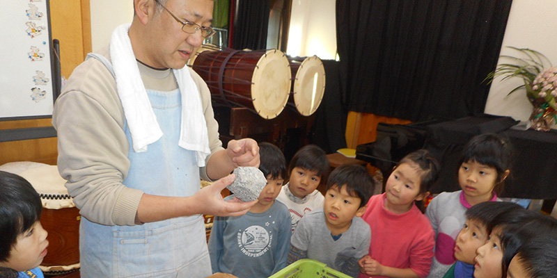 副園長の陶芸教室に興味津々