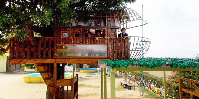 ツリーハウスから園庭と海を見渡して