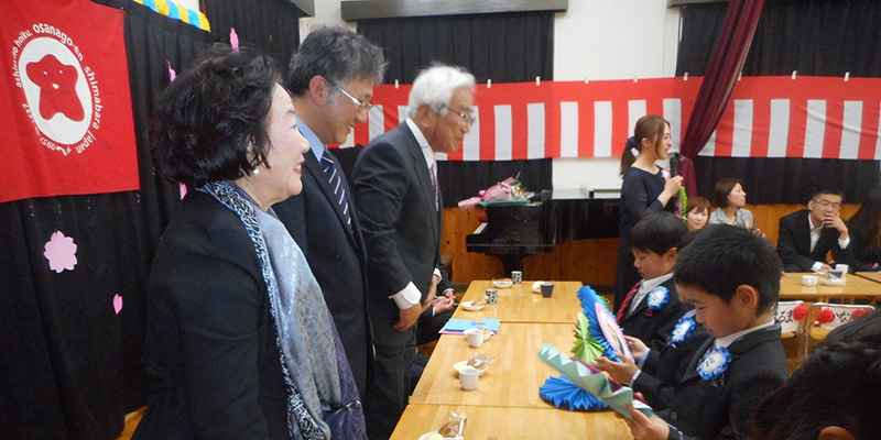 お茶立ても真剣そのもの