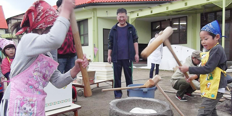 杵つきも力づよく 餅ロン自家製